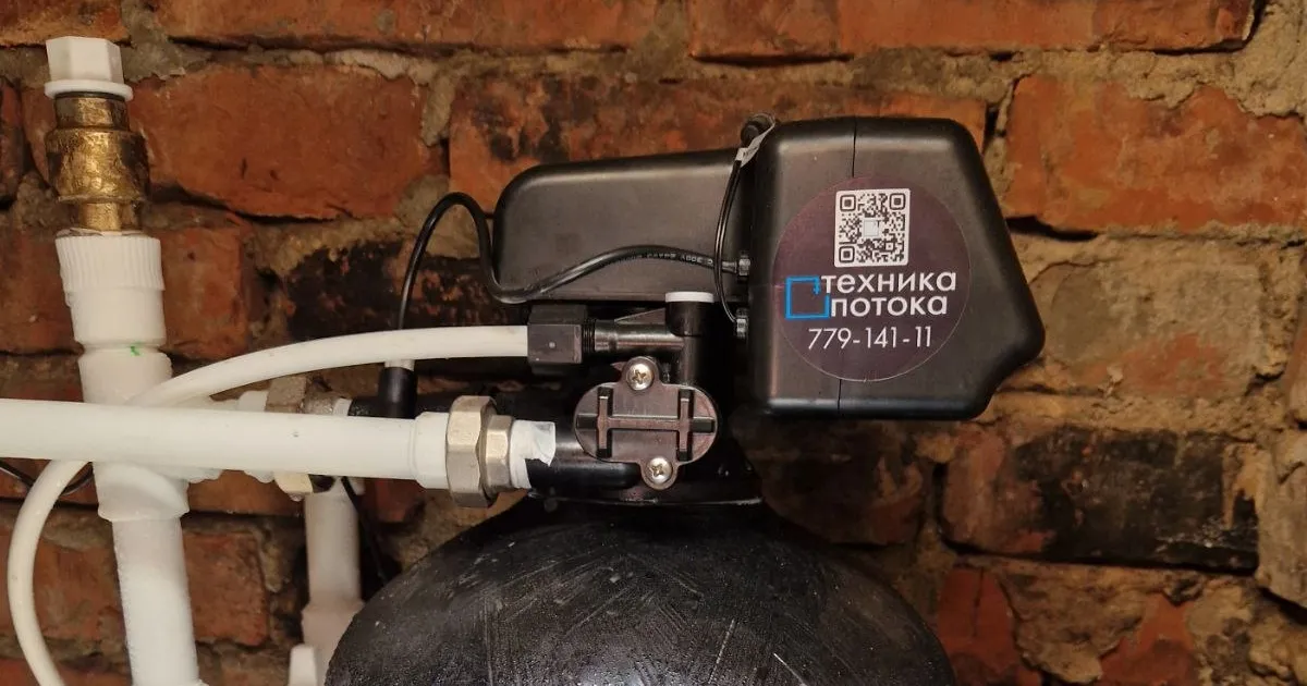Установленный фильтр 10×35 с AquaMix, клапаном Runxin F65B3 и солевым баком в Бендерах